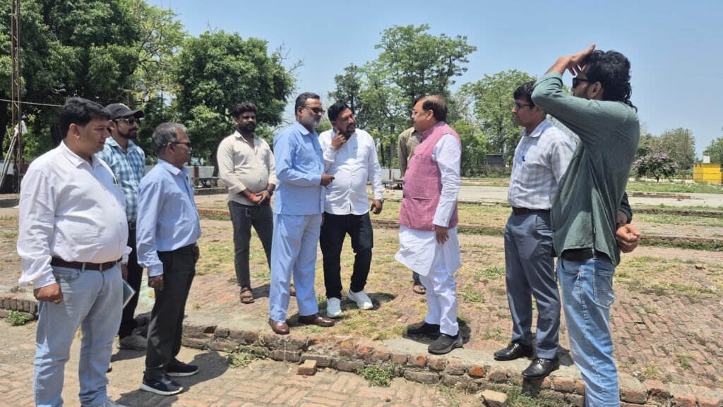 पंतनगर में बाबा साहब की आदमकद प्रतिमा स्थापना की तैयारी तेज, पूर्व विधायक राजेश शुक्ला ने किया स्थल निरीक्षण