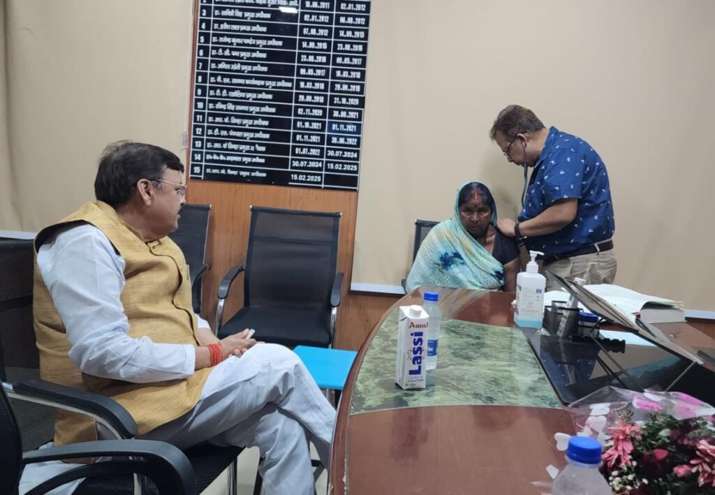 जनसेवा की मिसाल: पूर्व विधायक राजेश शुक्ला ने असहाय वृद्ध महिला को पहुंचाया अस्पताल