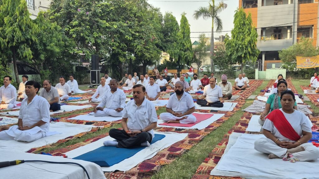 अंतरराष्ट्रीय योग दिवस पर पूर्व विधायक राजेश शुक्ला ने किया योग का संदेश प्रसारित