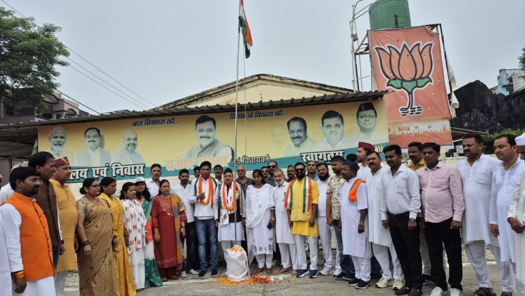स्वतंत्रता दिवस पर पूर्व विधायक राजेश शुक्ला ने आवास पर फहराया तिरंगा, राष्ट्रहित में कार्य करने का लिया संकल्प